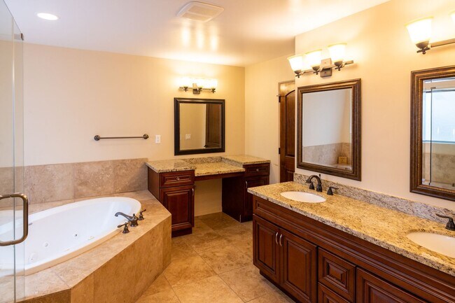 Building Photo - Beautiful Home in the Oakland Hills with v...
