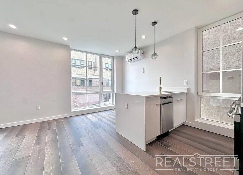 Building Photo - 1BR in Sunset Park/South Slope | Sunlit, Spacious & Pet-Friendly