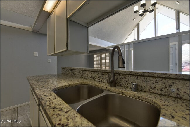 Building Photo - 8400 Parkland Dr