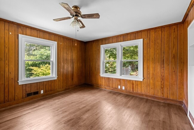 Building Photo - Beautifully Renovated 3 Bedroom 2.5 Bath H...