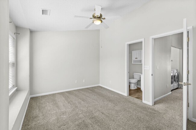 Building Photo - Charming Townhome with Water Views near The Market Common!