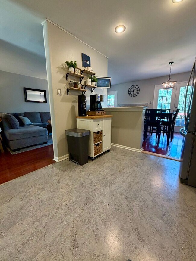 Building Photo - Stunning 3-Bedroom Townhome Nestled in Andorra Woods! Available mid-August!