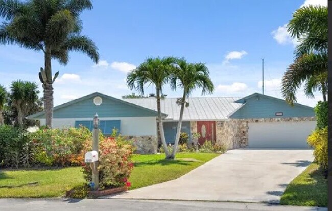 Building Photo - 1360 SW Albatross Way