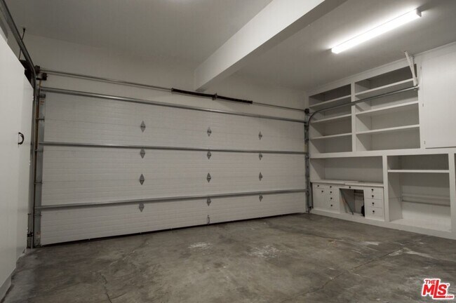 Building Photo - 1121 N Beverly Dr