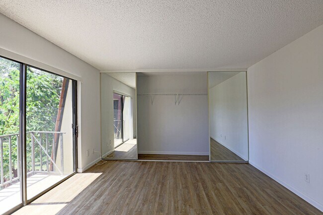 Building Photo - Parkwoods 12360-3
