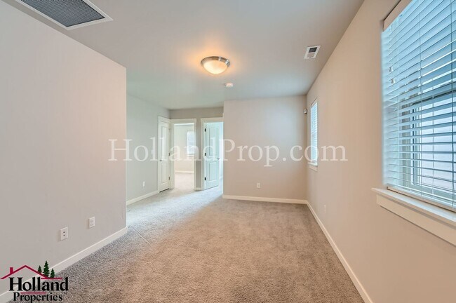 Building Photo - Gorgeous 3-Bed Hillsboro Home with a Fence...