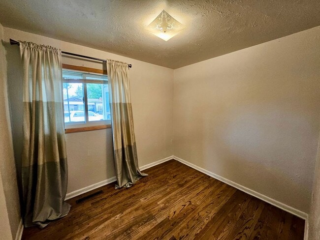 Building Photo - Updated one level ranch home close to UCCS!
