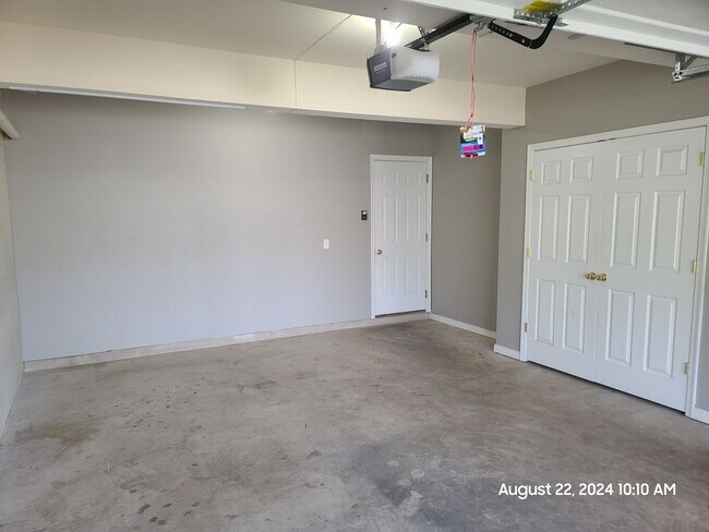 Building Photo - 370 Viewpoint Way