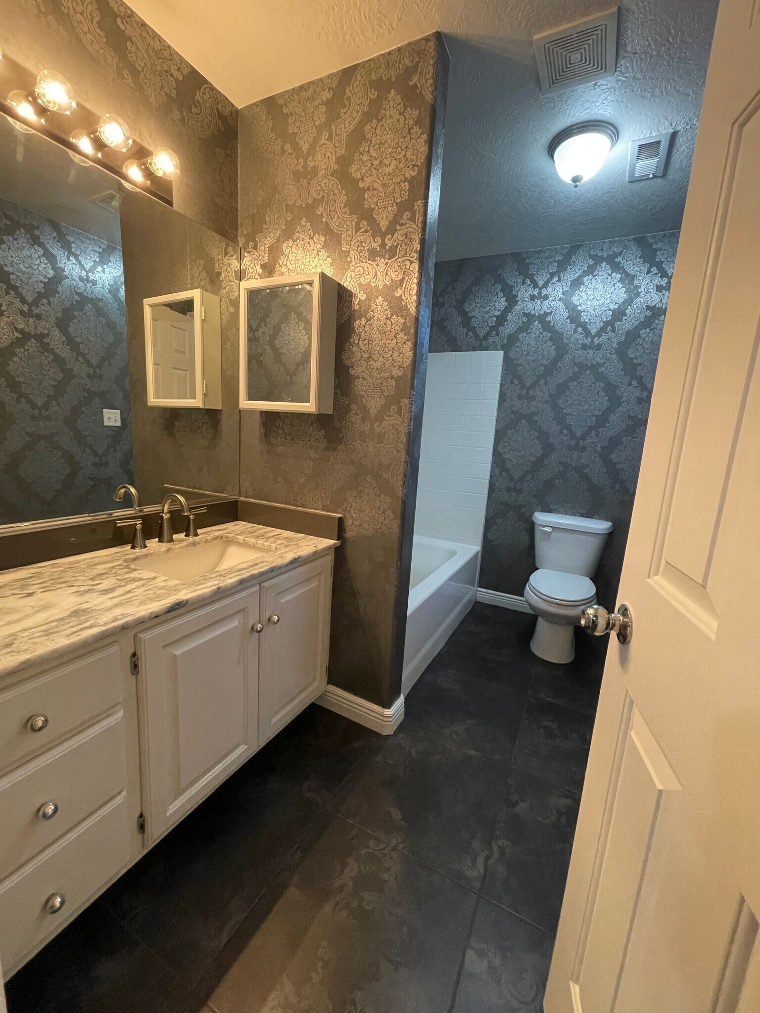 Building Photo - 290 S 1200 E