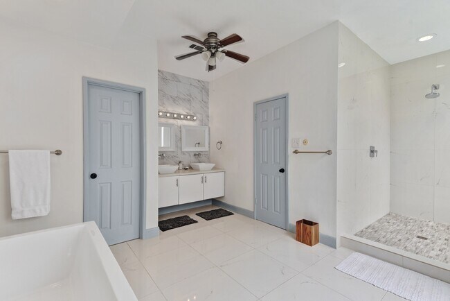 Building Photo - 1022 Forest Home Dr