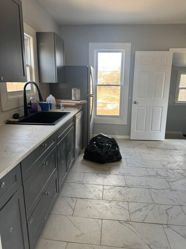 Building Photo - Fully Updated 3 Bedroom - 1 bathroom - $1,375