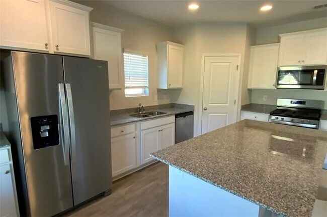 Building Photo - 1044 Fairfield Dr