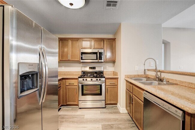 Building Photo - 7701 W Robindale Rd