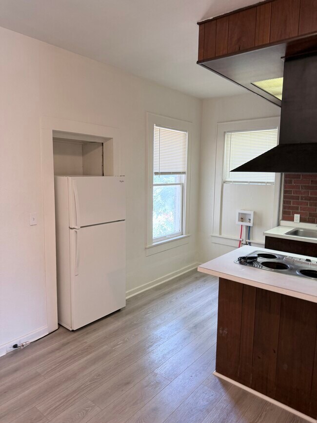 Building Photo - 605 Merrick St