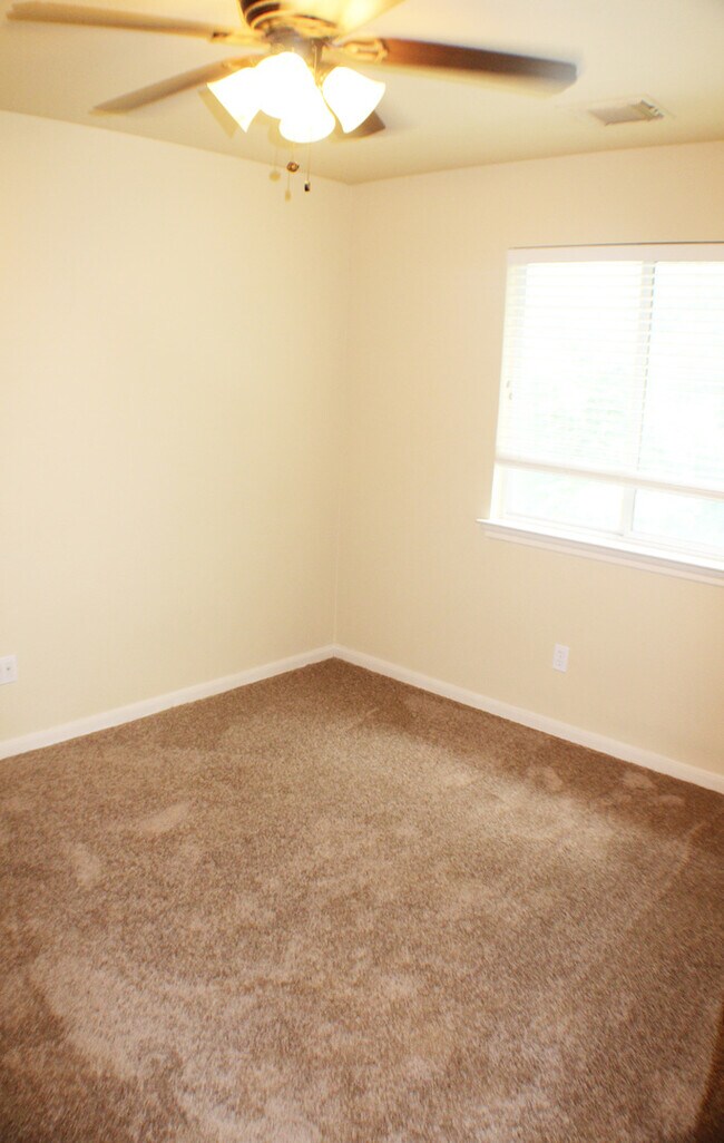 Building Photo - Beautiful Rental now available in Thistle ...