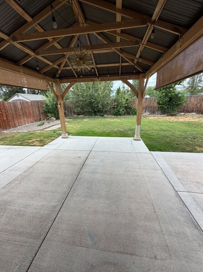 Building Photo - 5207 Villa Dr
