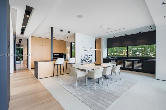 Building Photo - 1369 N Venetian Way