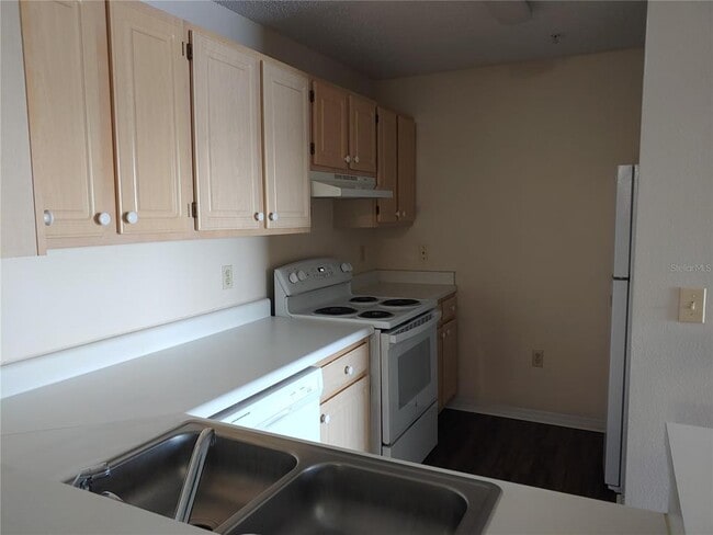 Building Photo - 1969 Summer Club Dr