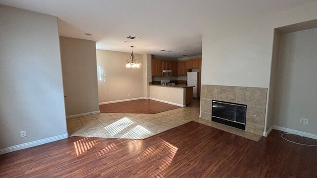 Building Photo - Lovely Townhouse Located in Lake Elsinore!