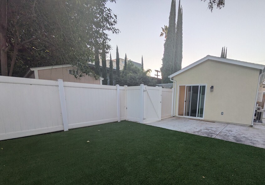 Private backyard - 4552 Murietta Ave