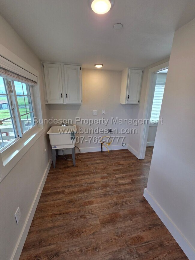 Building Photo - 811 Old Adobe Rd