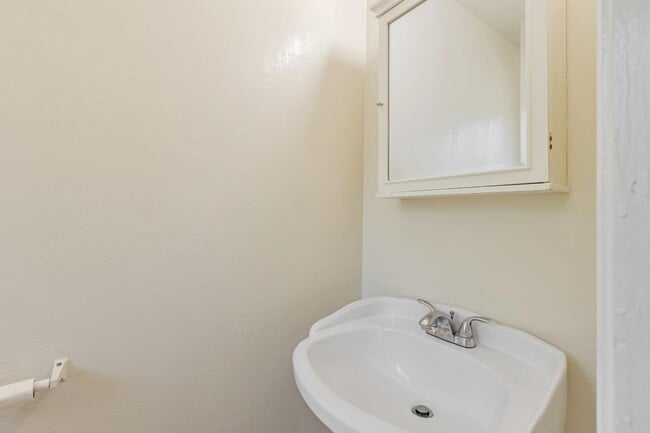 Building Photo - 985 Bellhurst Ave