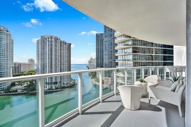 Building Photo - 300 S Biscayne Blvd