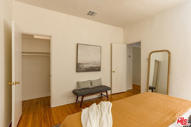Building Photo - 2166 Beachwood Terrace