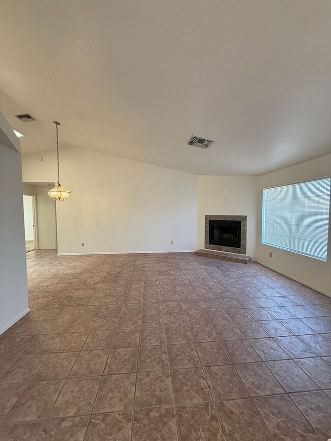 Building Photo - 3 Bed 2 Bath home in the highly desirable Northwest Tucson area. New paint, Carpet an Appliances!
