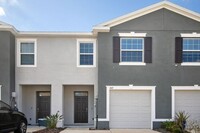 Building Photo - Spacious 3-Bedroom Townhome in Desirable U...