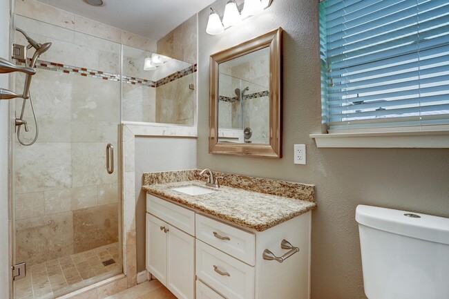 Building Photo - 9522 Emnora Ln