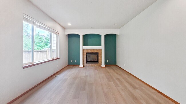 Building Photo - 5BR/3BA End Unit with Greenbelt View in Lynnwood with A/C!