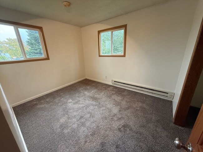Building Photo - 4 Bed 2 Bath- 2 Story Single Family Home