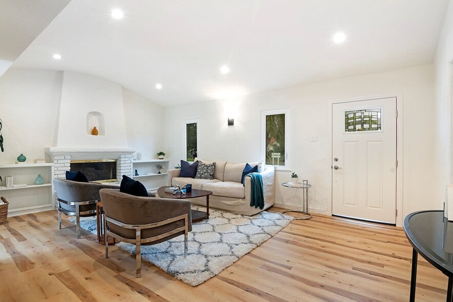 Building Photo - 15944 Hart St