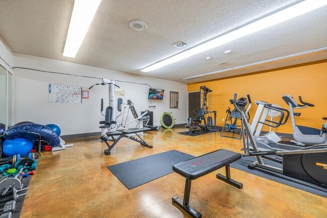 Building Photo - Sweet & Cozy 2/1 condo available in Mt. Park with covered parking, in-unit laundry, outdoor pool ...