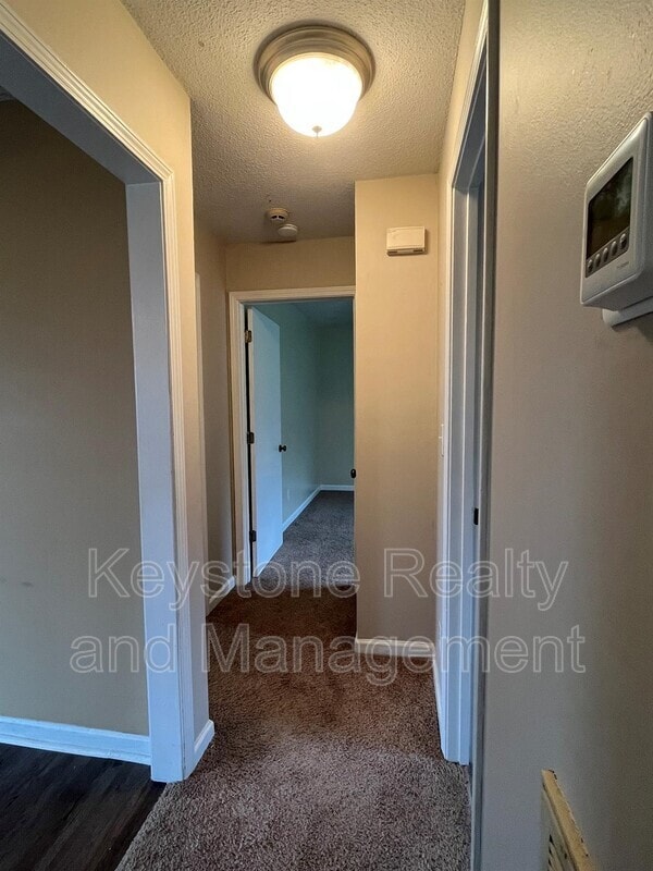 Building Photo - 404 Sideline Dr