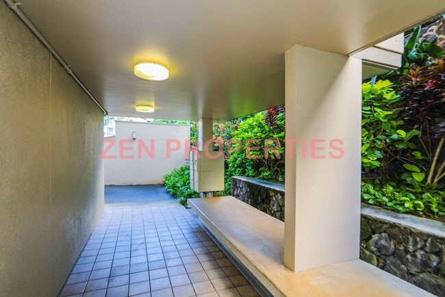Building Photo - 2 bedroom, 1 bath unit with 1 parking stal...