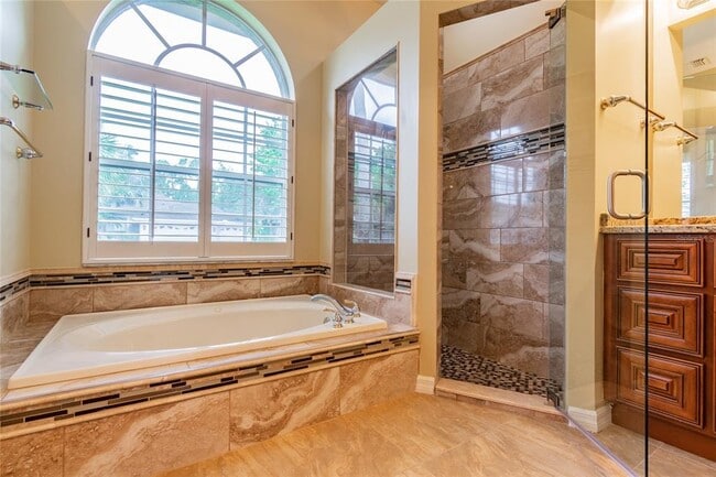 Building Photo - 10559 Greencrest Dr