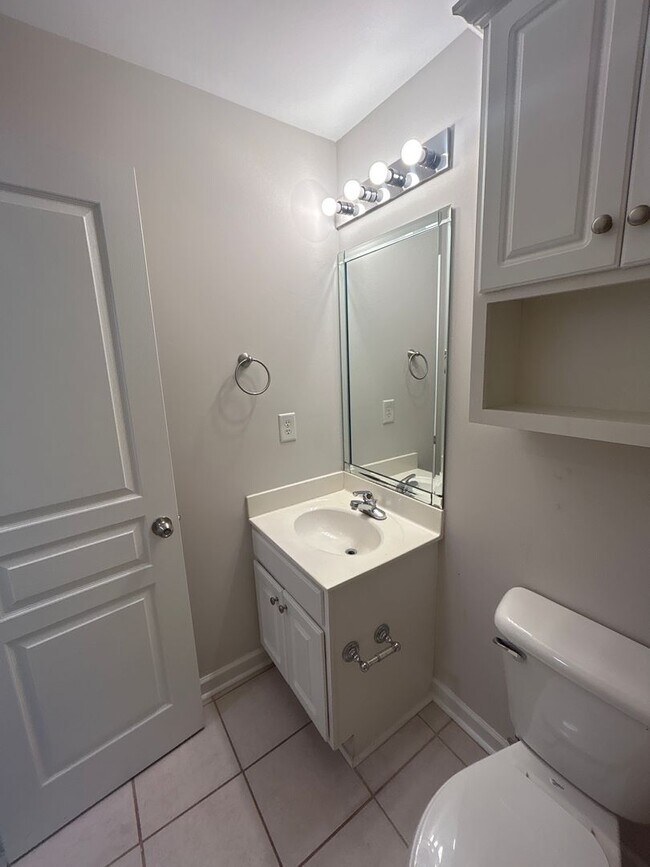 Building Photo - Three Bedroom Townhouse Available!