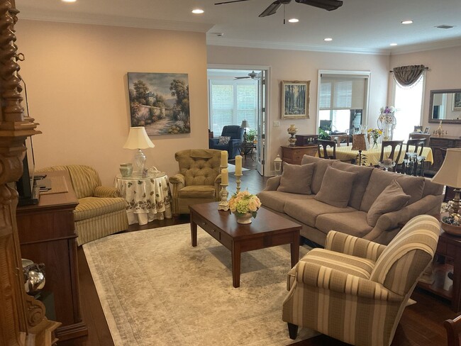 Building Photo - 4BR!! RARE opportunity to RENT at The Stab...
