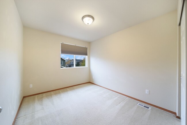 Building Photo - 3 bedroom 2.5 baths - Easy JBLM commute! - North Thurtson School District.