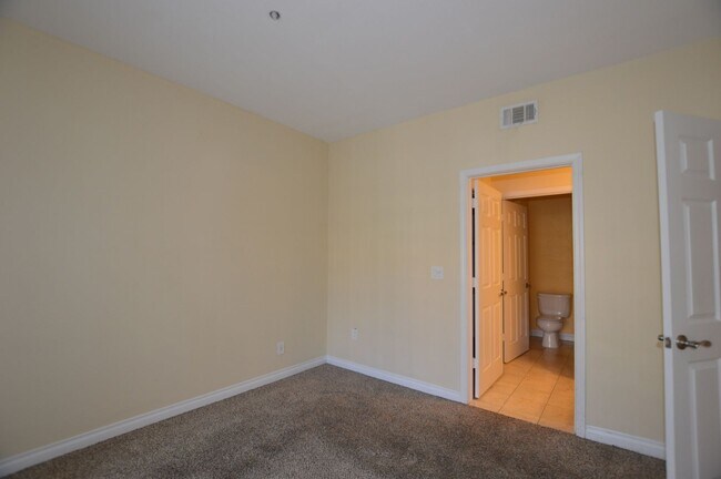 Building Photo - Meridian - Unfurnished 2 Bdrm / 2 Ba Condo - 1 1/2 Blocks off the Strip