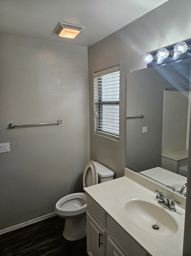 Building Photo - 7520 E Earll Dr