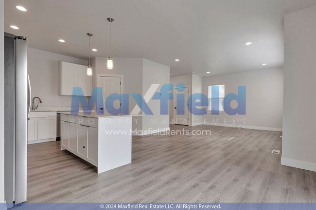 Building Photo - Pet Friendly MODERN TWIN HOME - 4 BD 3 BA ...