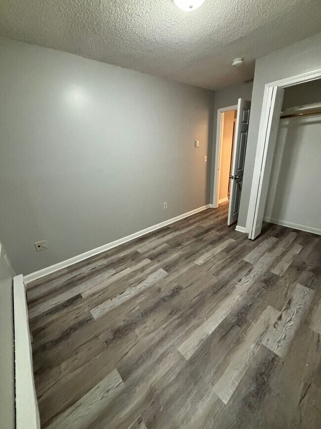 Building Photo - 3 Bedroom Fully Renovated Duplex!!