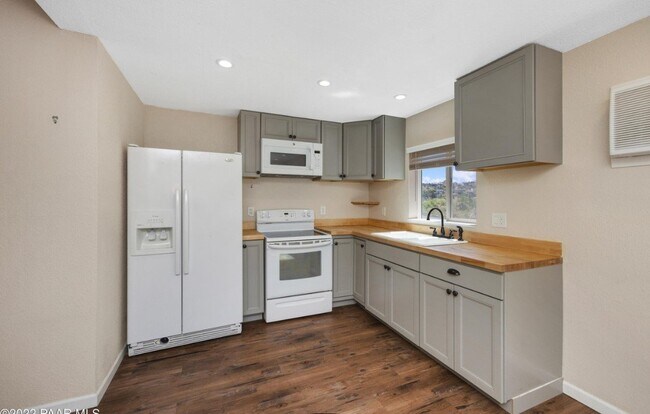 Building Photo - 704 Hermosa Dr