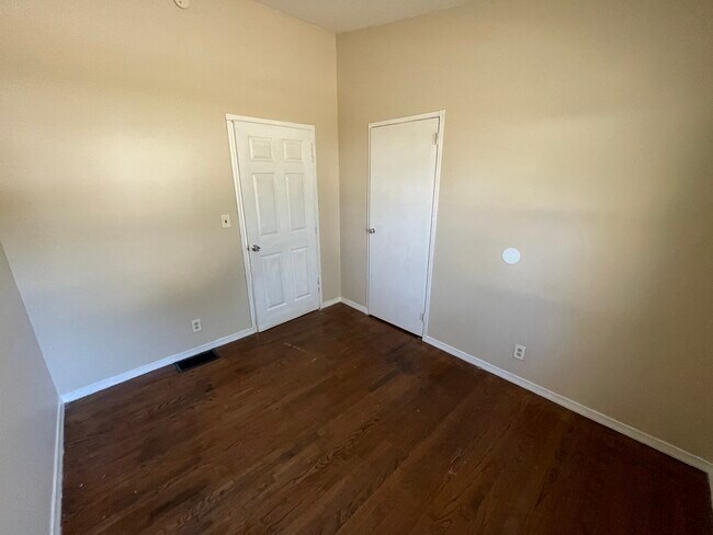 Building Photo - 504 Pixley St