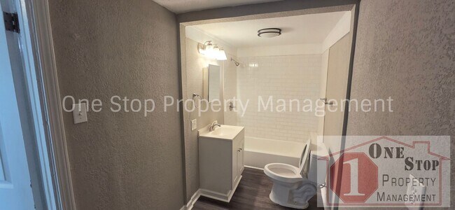 Building Photo - Beautiful 3 Bedroom 2 Bathroom in Kansas City!