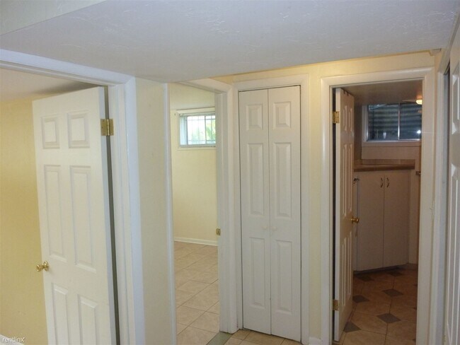 Building Photo - 2 br, 1 bath 4plex - 2959 Newton Street B