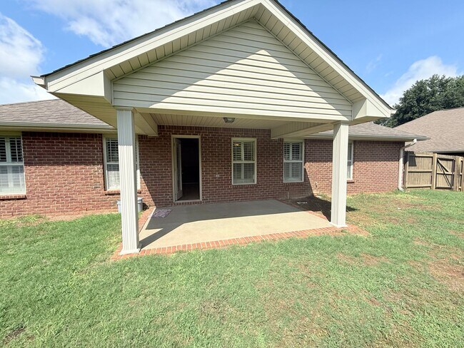 Building Photo - Stunning 3-Bedroom, 2-Bathroom Home in Mad...